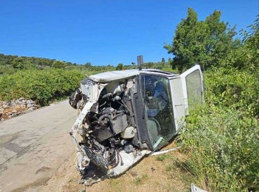 Automobil u kojem se vozilo 10 osoba