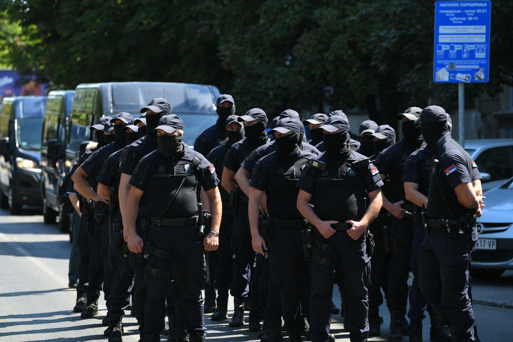 Policija razbija blokadu u Zemunu