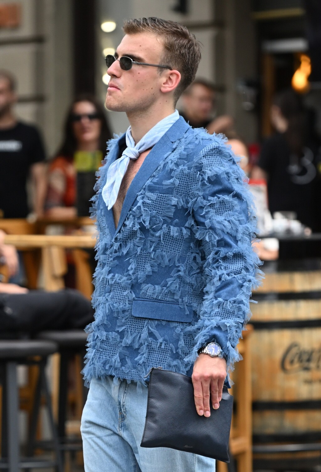 Modno izdanje muškarca u šetnji Zagrebom