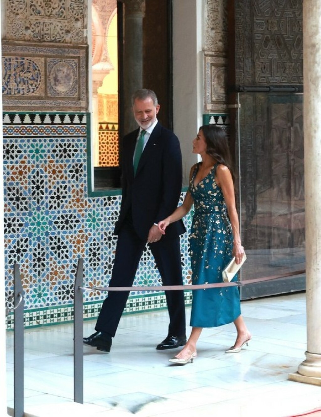 Kraljica je uz haljinu nosila zlatne slingback cipele