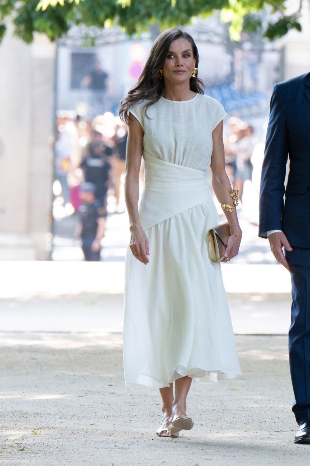 Kraljica Letizia nosila je bijelu lanenu haljinu