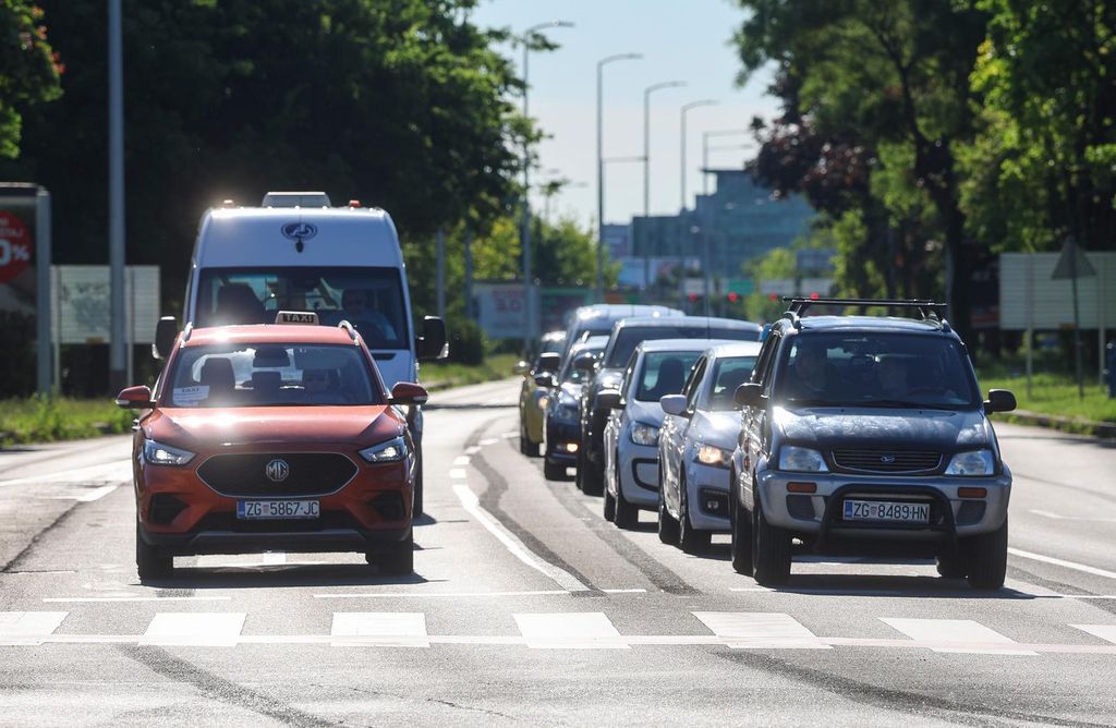 Pokraj Vjesnikova nebodera zatvoren je za promet podvožnjak u oba smjera