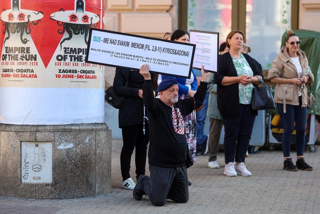 Molitelji na Trgu bana Jelačića
