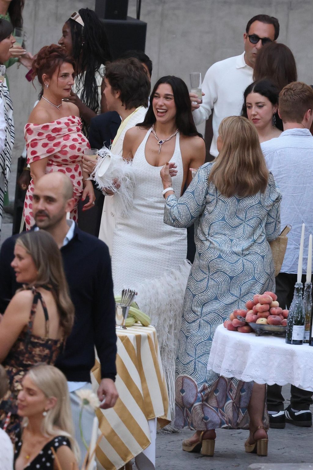 Dua Lipa oduševljava izdanjima u bijelom