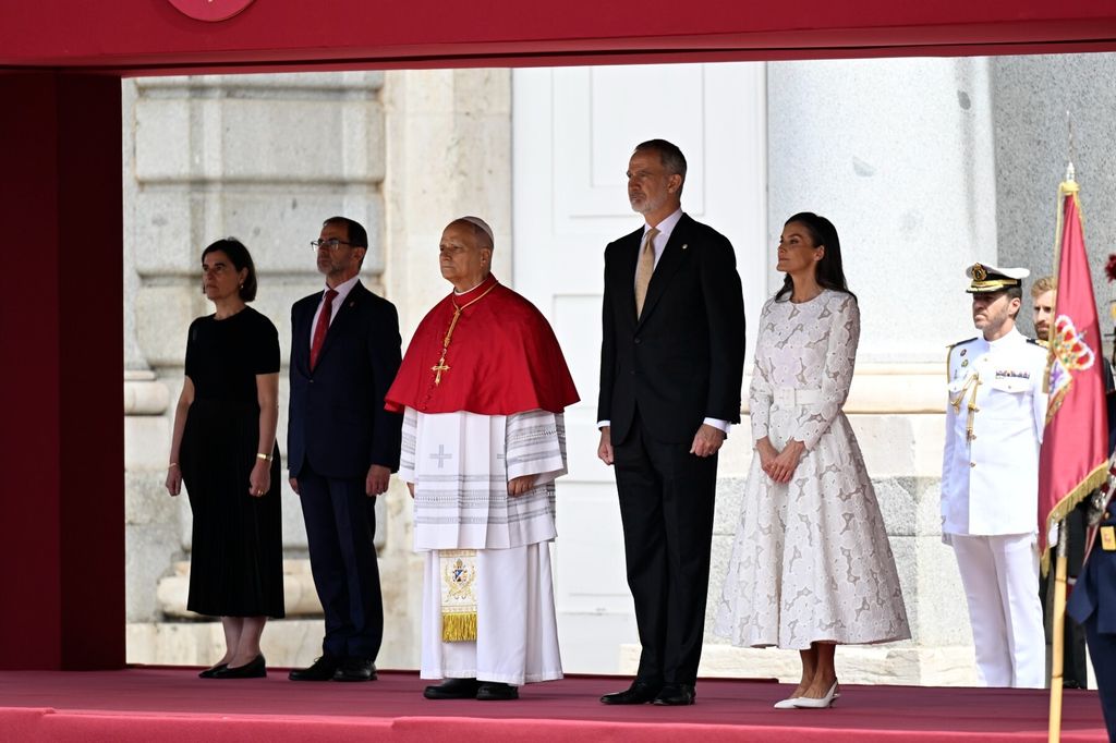 Kraljica Letizia za susrete s Papom birala je divne bijele kreacije - 6