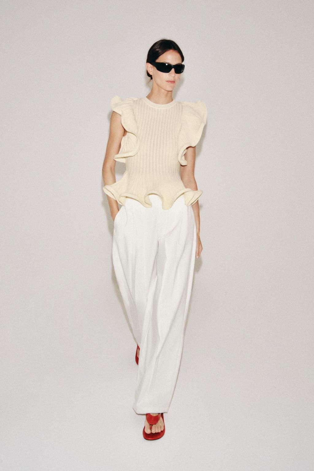 Nina nosi pleteni top iz Zare