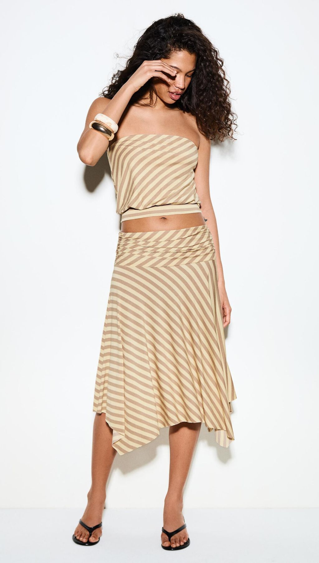 Bershka suknja, 22,99 eura