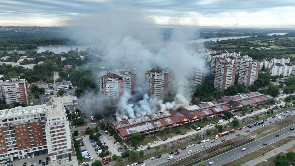 Izgorio trgovački centar u Beogradu - 3