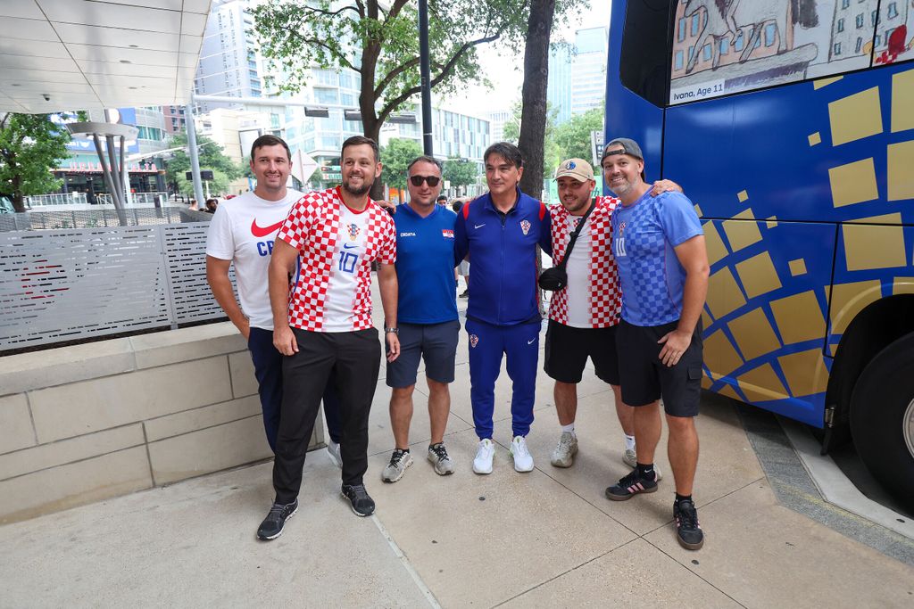 Zlatko Dalić s hrvatskim navijačima ispred hotela