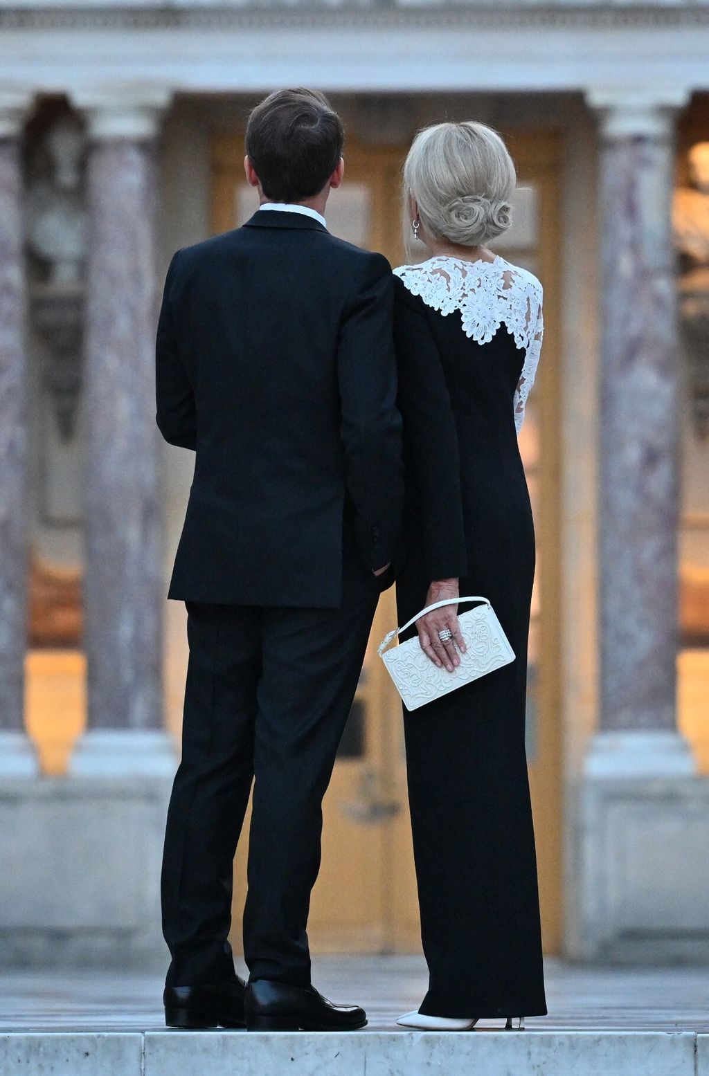Brigitte Macron u elegantnom crno-bijelom izdanju