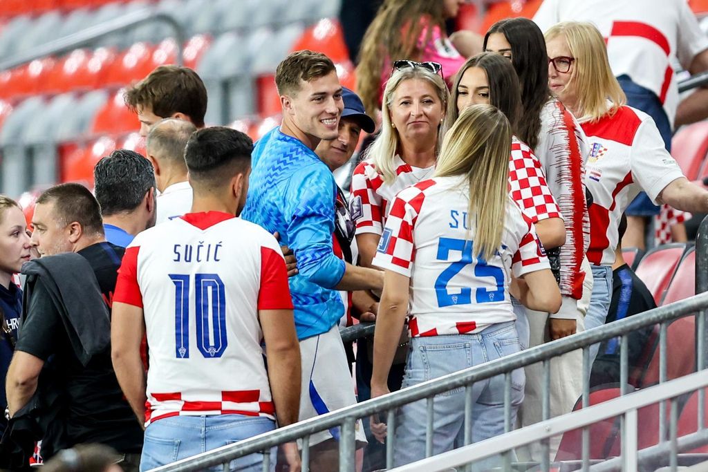 Vatreni s obitelji - 1