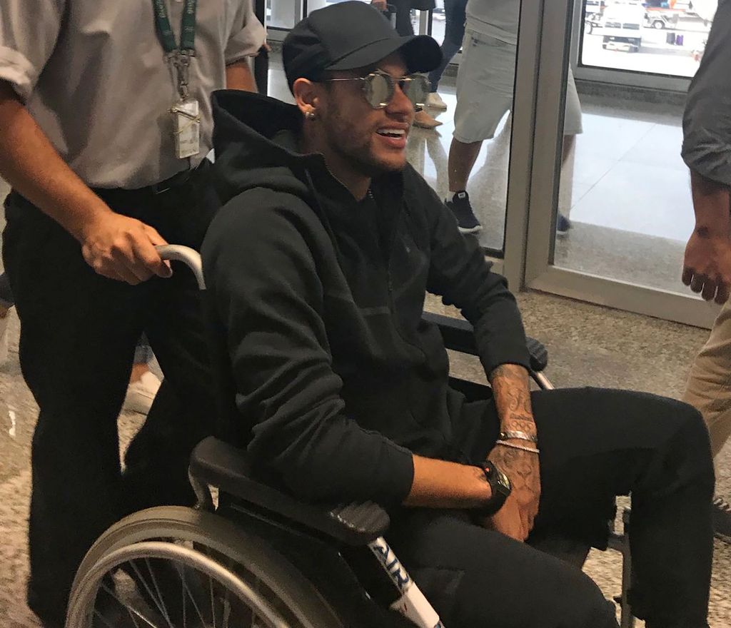 Neymar u kolicima (Foto: AFP)