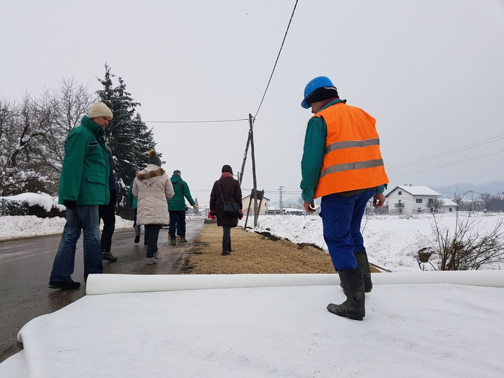 Postavljanje box-barijera na području Karlovca (Foto: Dnevnik.hr) - 1