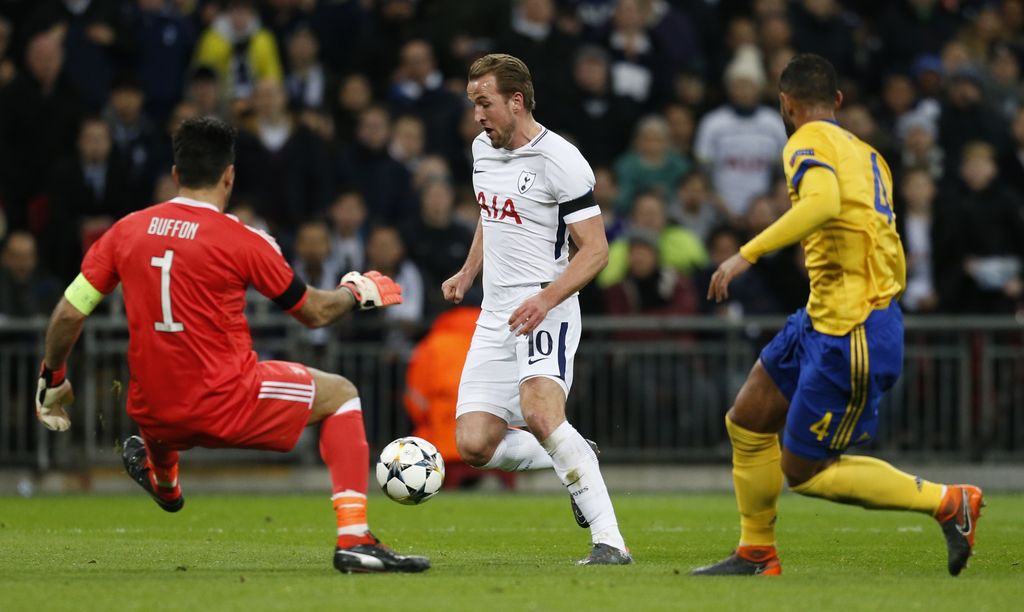 Harry Kane protiv Gigija Buffona (Foto: AFP)