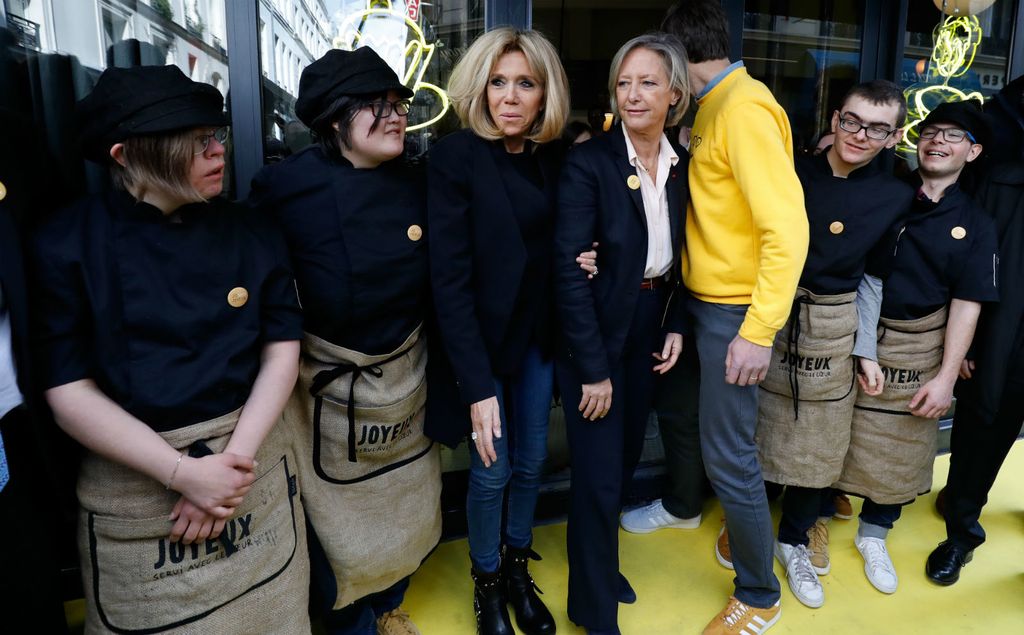 Brigitte Macron u gležnjačama ukrašenim metalnim detaljima