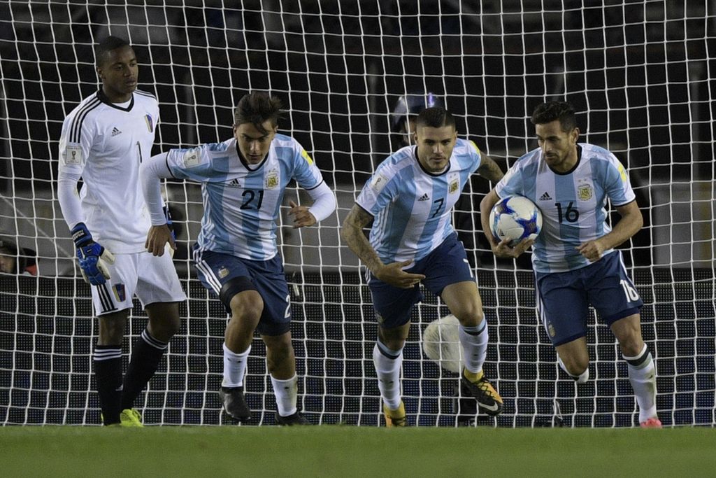 Icardi i Dybala nakon pogotka Argentine (Foto: AFP)