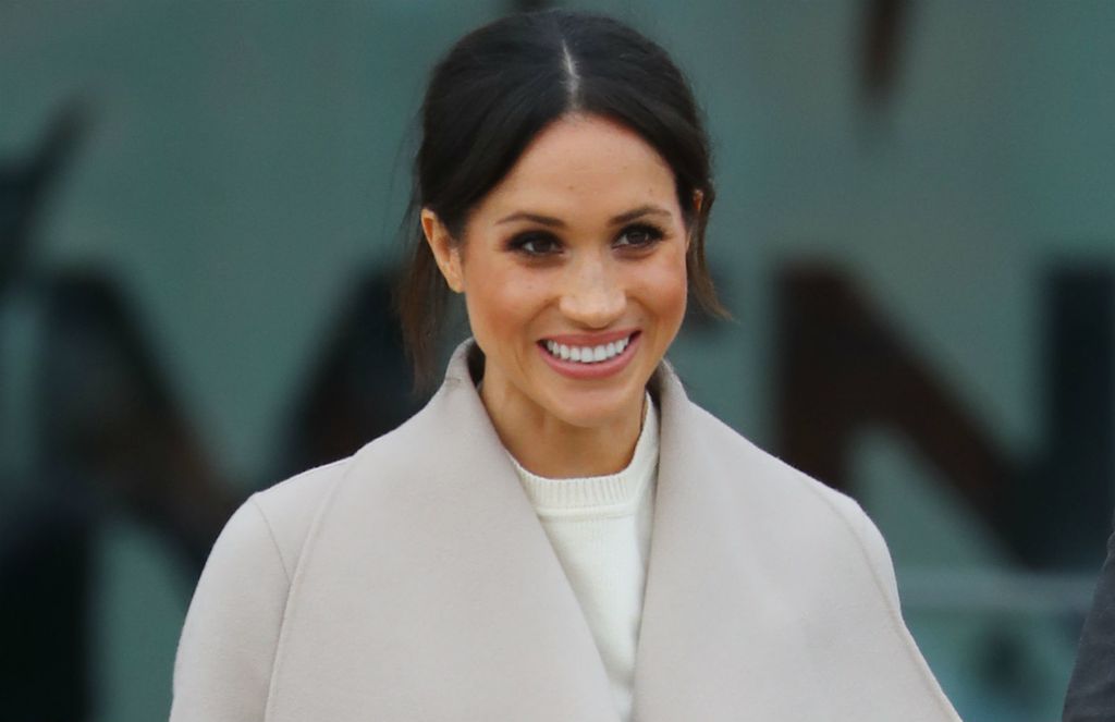 Meghan Markle u ženstvenim štiklama i uskoj suknji - 1