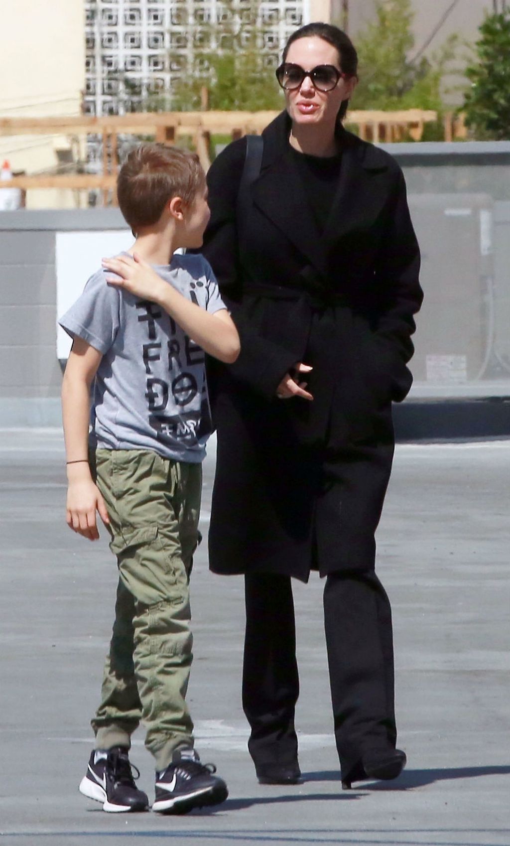 Angelina Jolie u kupovini sa sinom Knoxom - 3