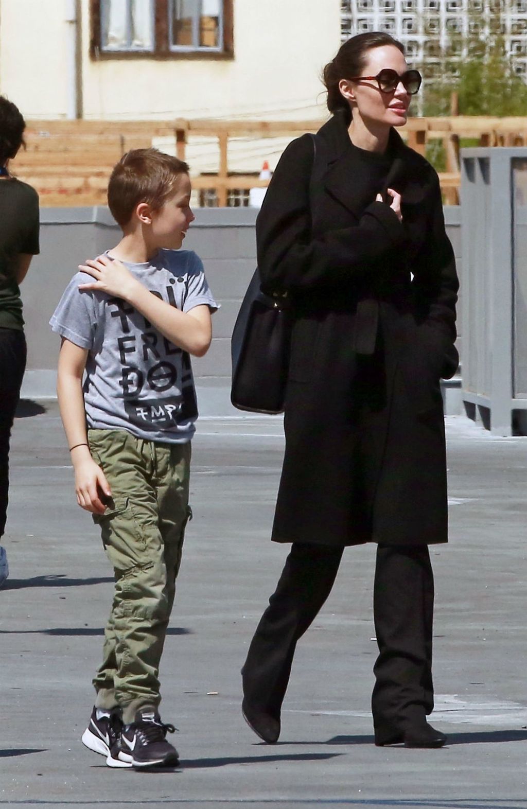 Angelina Jolie u kupovini sa sinom Knoxom - 7