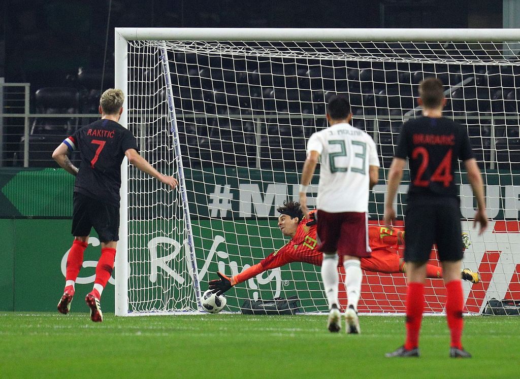 Rakitićev pogodak Meksiku iz penala (Foto: AFP)