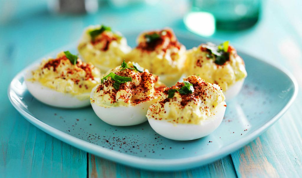 Napunite kuhana jaja komadićima šunke, vrhnjem i sirom