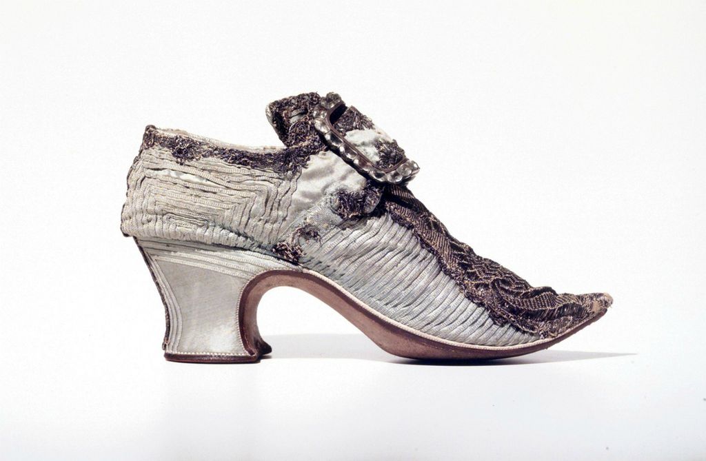 Metalik cipela od svile s početka 18. stoljeća