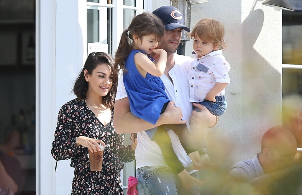 Mila Kunis i Ashton Kutcher sa svojom djecom