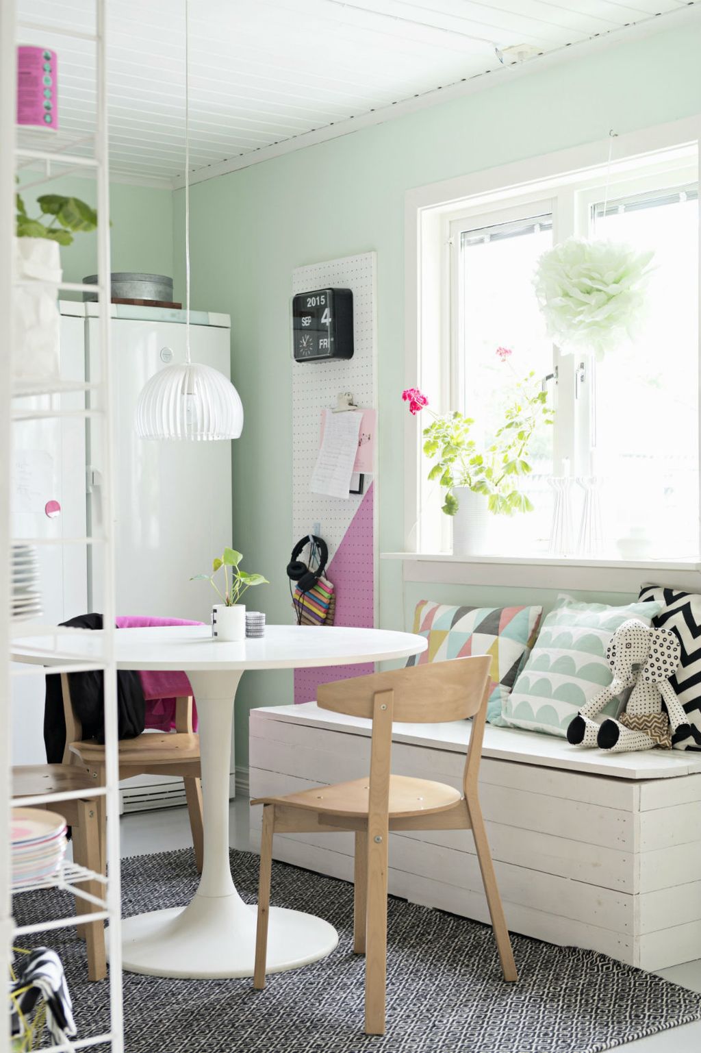 Klupica u kuhinji izgleda vrlo šarmantno i retro - 3