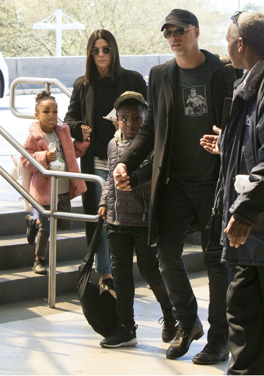 Sandra Bullock u tenisicama vrlo udobnima za hodanje - 1