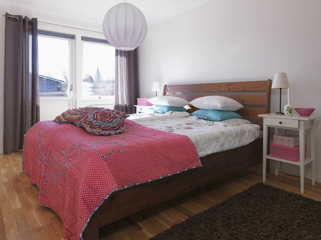 Drveni krevet kao inspiracija za uređenje spavaće sobe