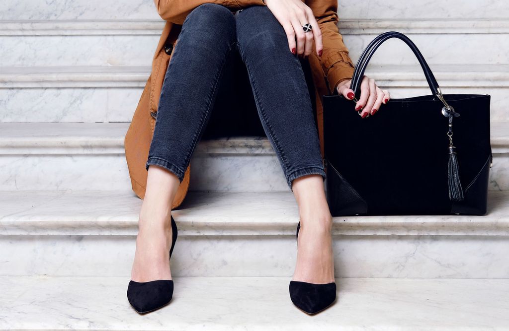 Žena u trapericama i cipelama s potpeticom