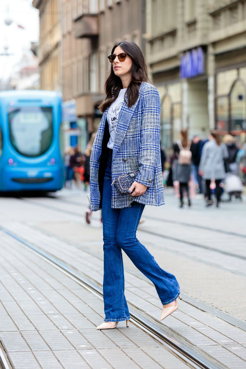 Trapezice u kombinaciji s kaputom, salonkama i bijelom majicom izgledaju odlično