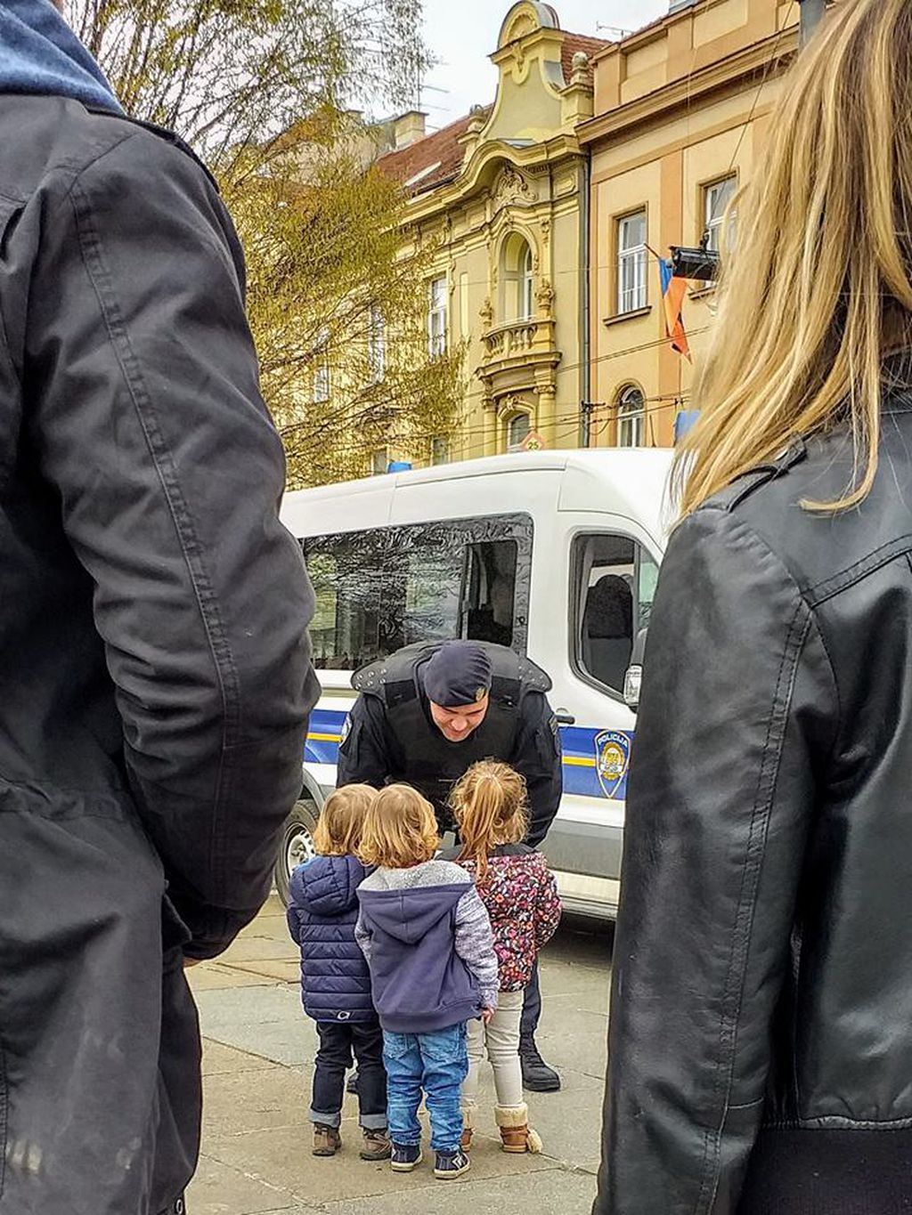 Prizor nasmiješenog policajca koji razgovara s djecom raznježio je mnoge