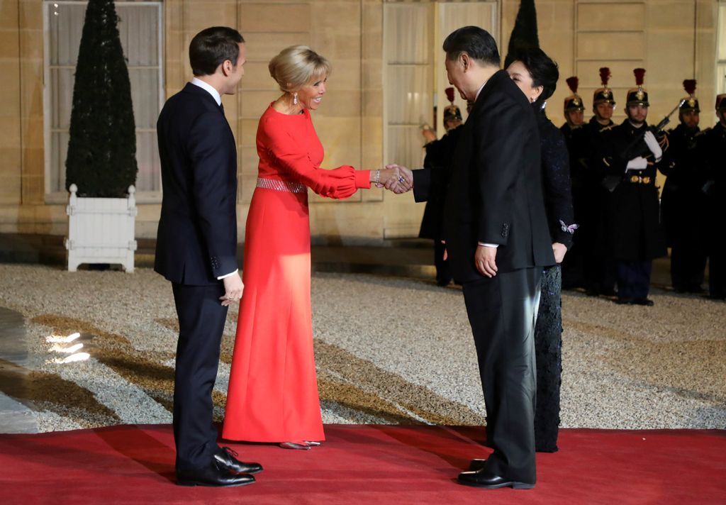Brigitte u elegantnoj crvenoj haljini