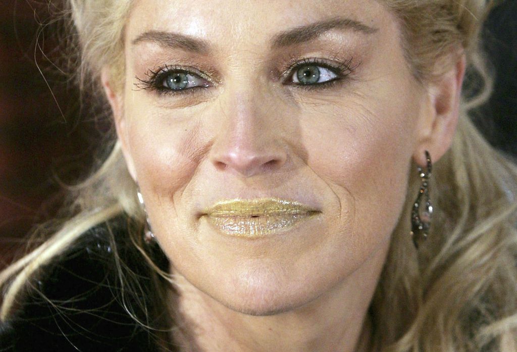 Sharon Stone sa žutim ružem za usne