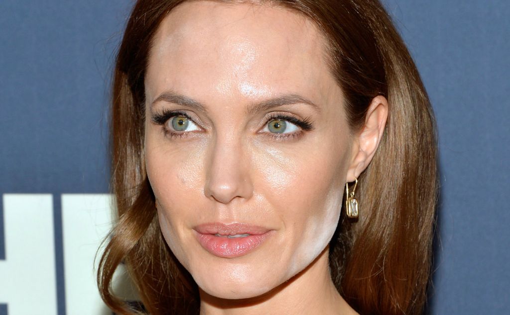 I Angelina Jolie doživjela je nezgodu s puderom