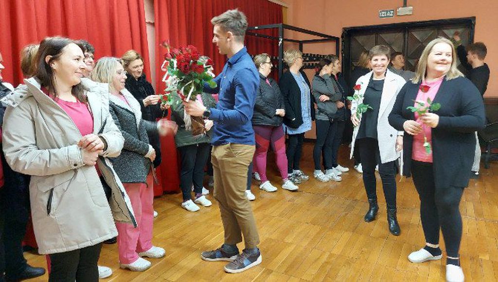 Studenti daju ruže, Sava, Dan žena