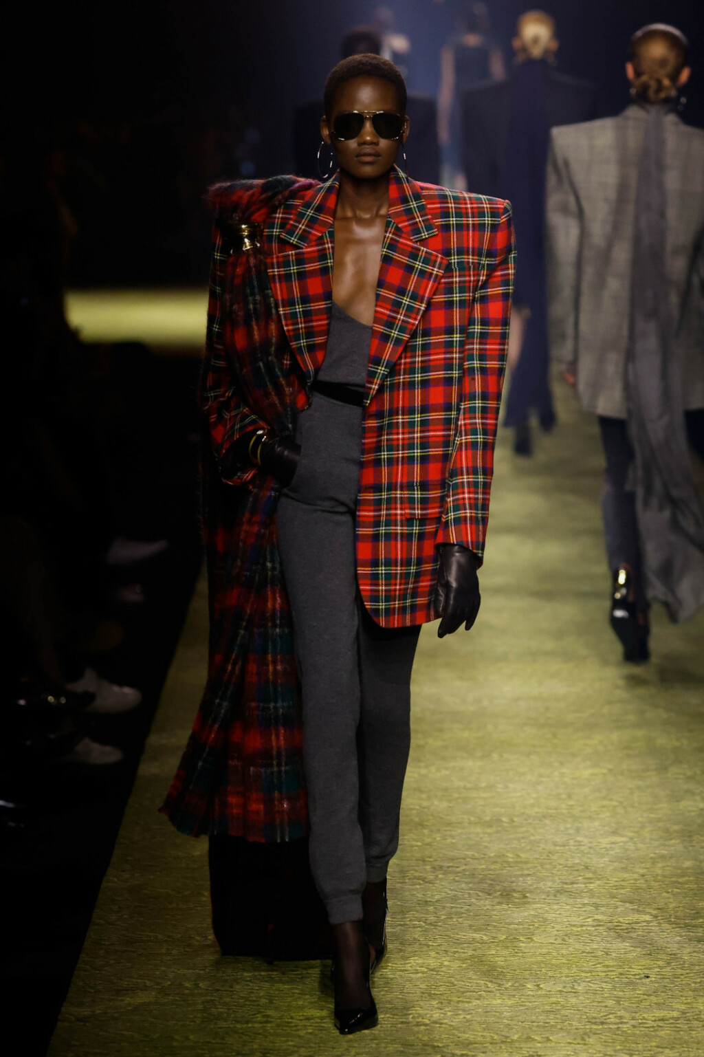 Modna kuća Saint Laurent predstavila je kolekciju za jesen/zimu 2023./24. na Tjednu mode u Parizu - 1