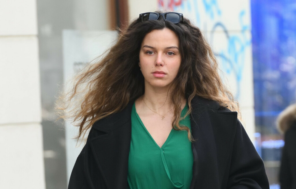 Street style brineta iz centra Zagreba u zelenoj haljini - 2