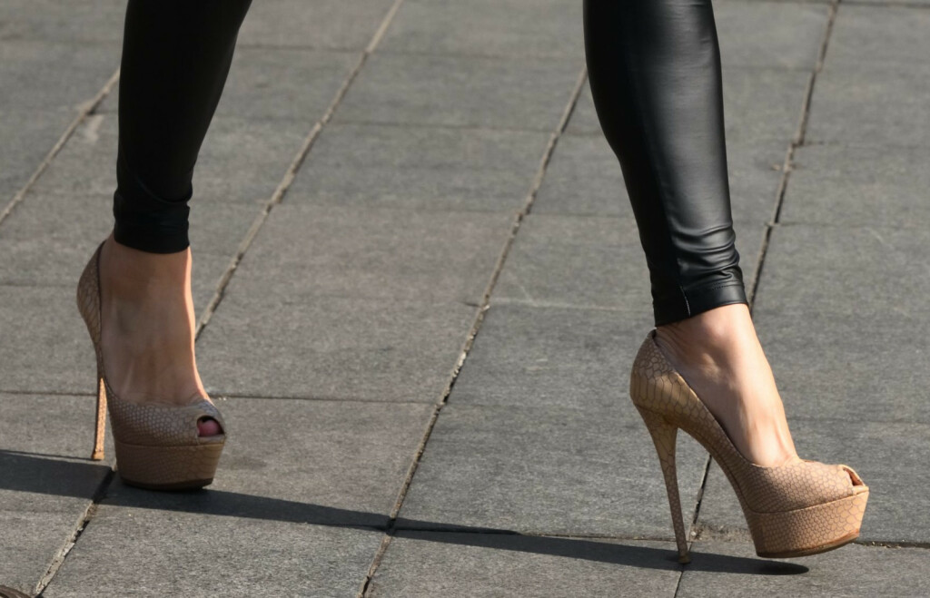 Street stylerica iz Zagreba u mokrim tajicama i vrtoglavo visokim potpeticama