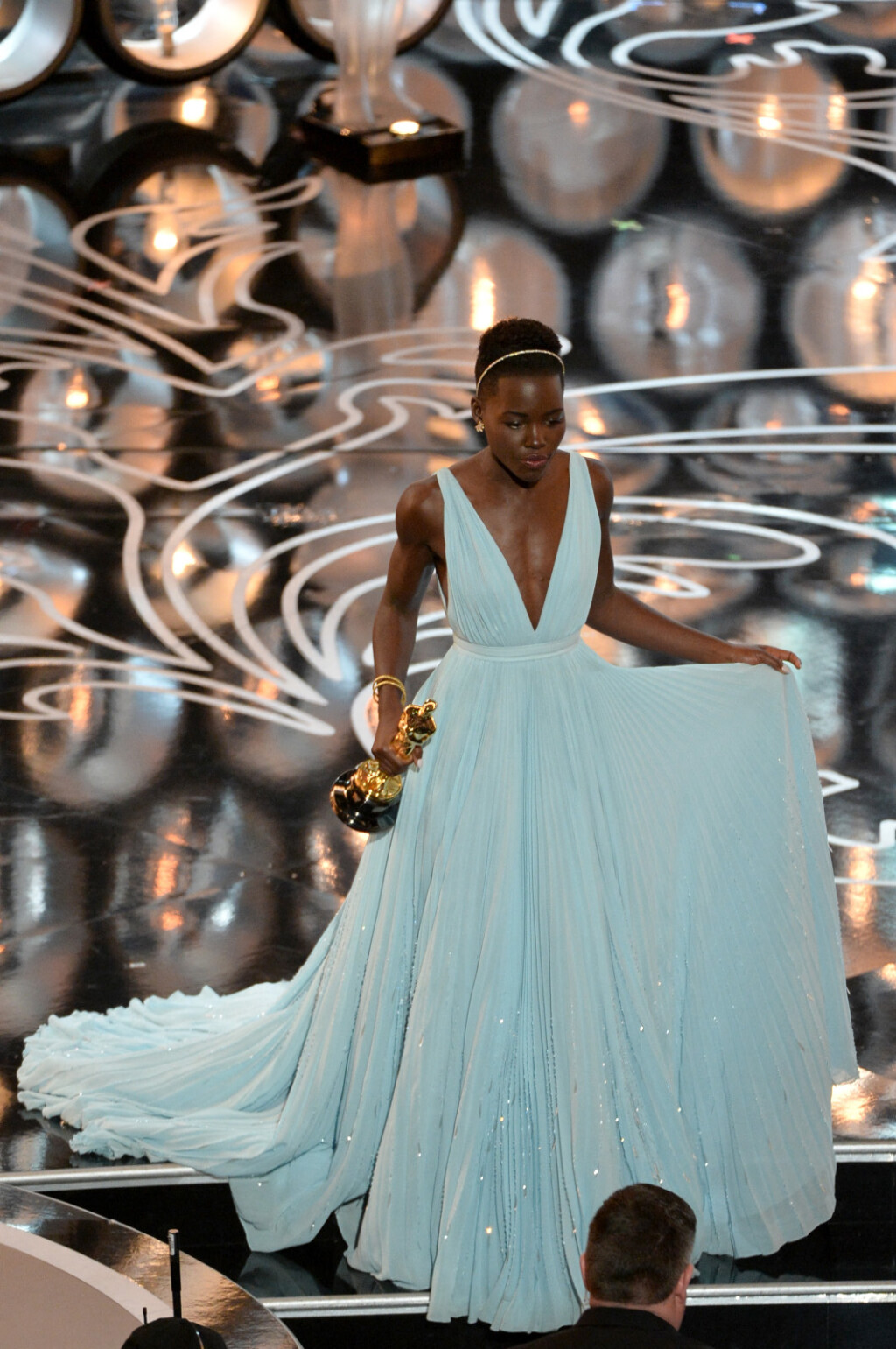 Lupita Nyong'o u plavoj haljini modne kuće Prada na dodjeli Oscara 2014. godine - 8