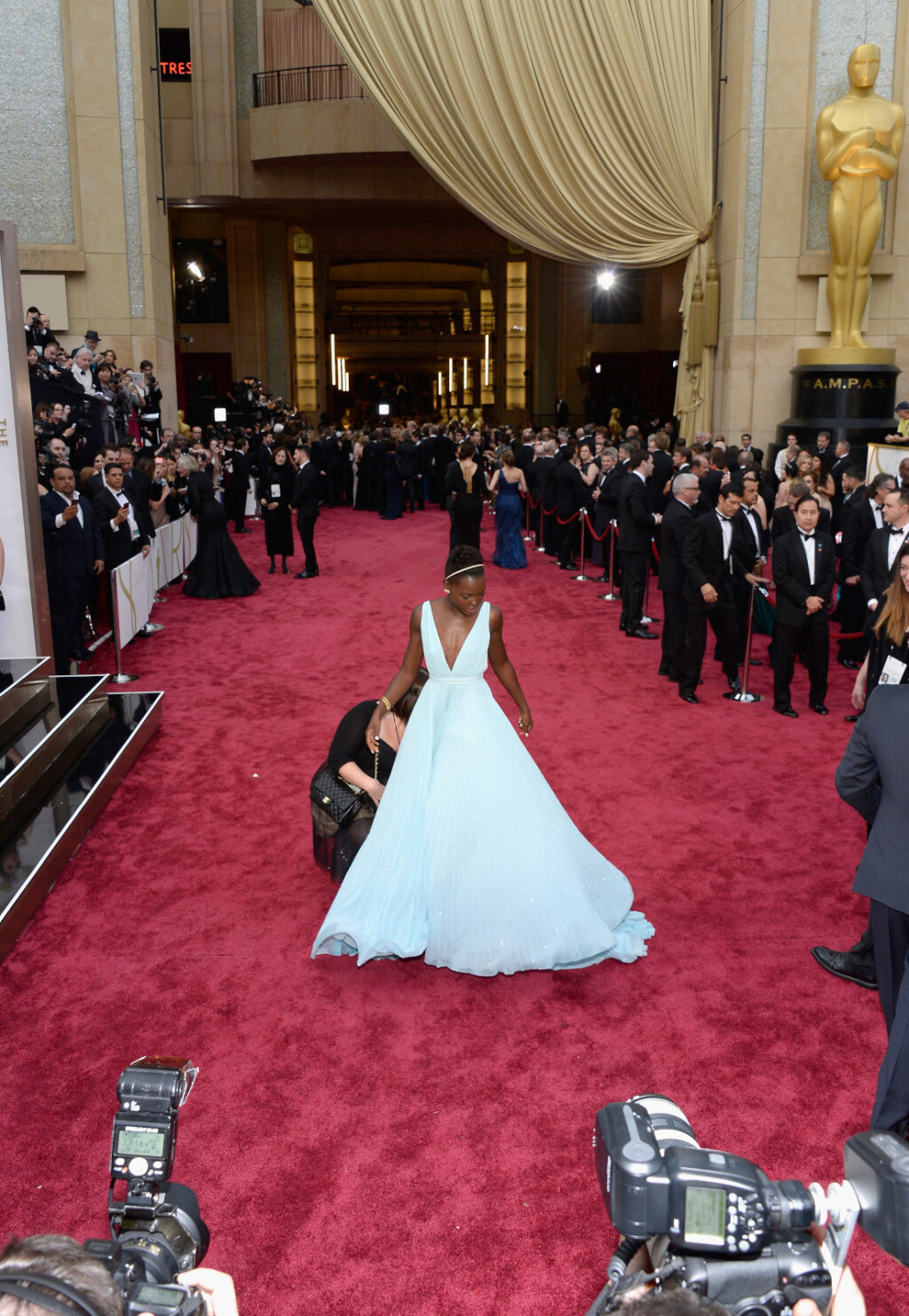 Lupita Nyong'o u plavoj haljini modne kuće Prada na dodjeli Oscara 2014. godine - 10