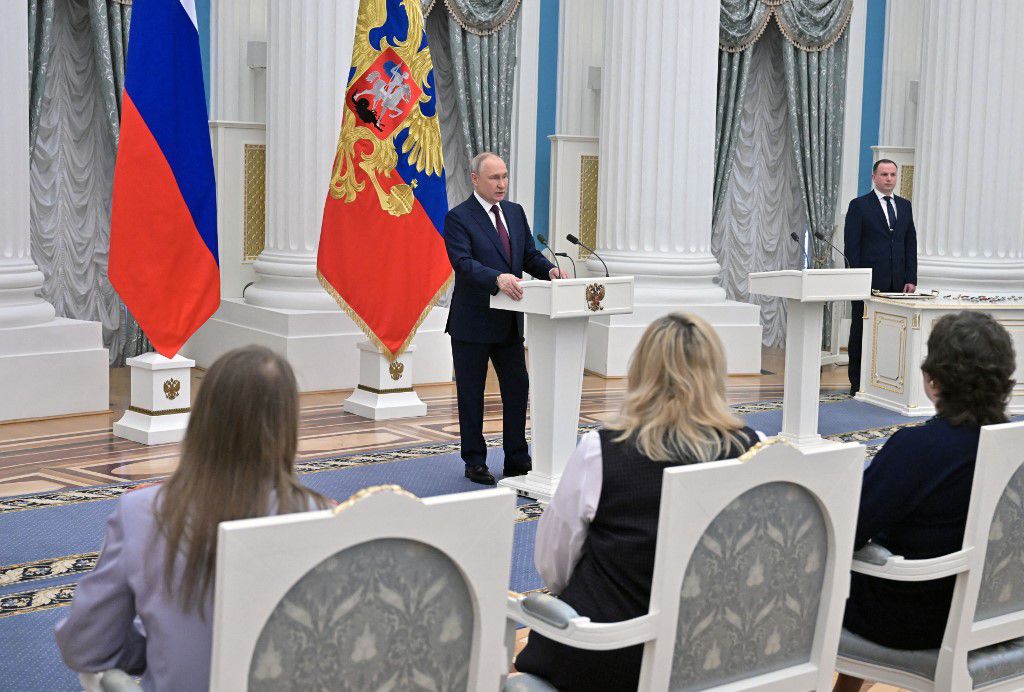Vladimir Putin dijeli cvijeće povodom Dana žena - 3