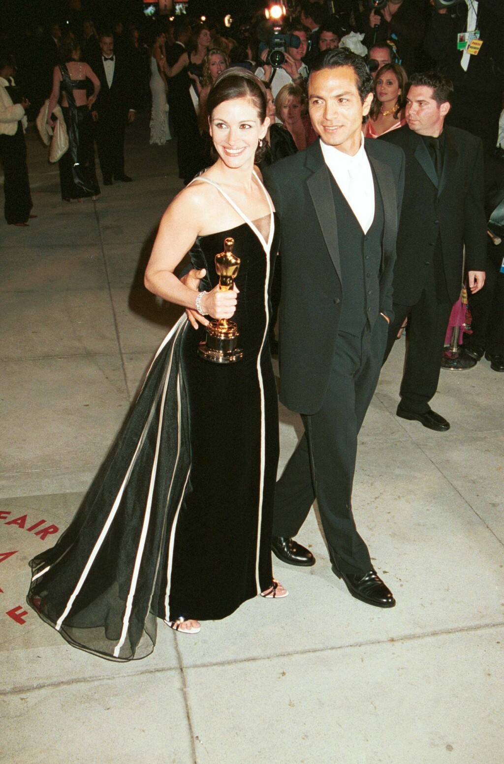 Julia Roberts i Benjamin Bratt na zabavi magazina Vanity Fair nakon dodjele Oscara 2001.