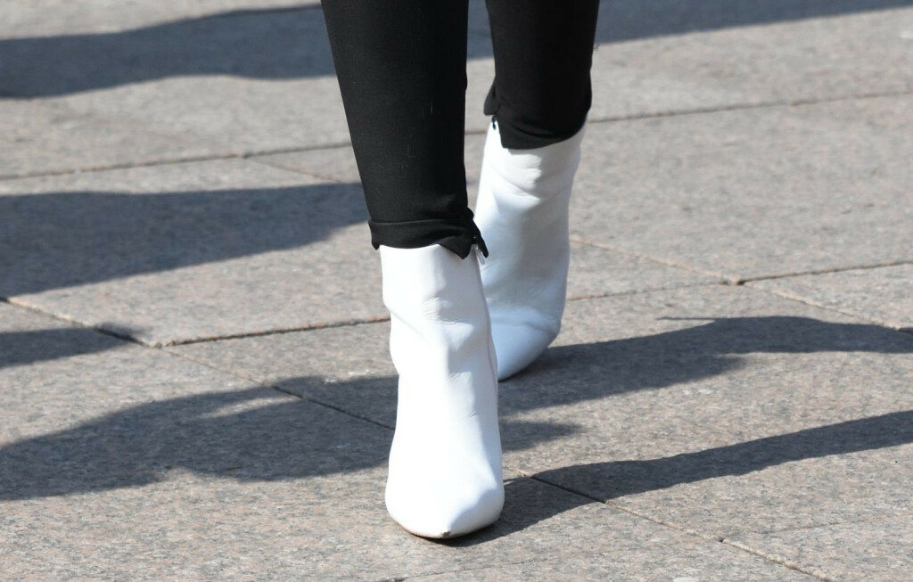 Dama iz Zagreba tajica je kombinirala s bijelim gležnjačama na visoku petu