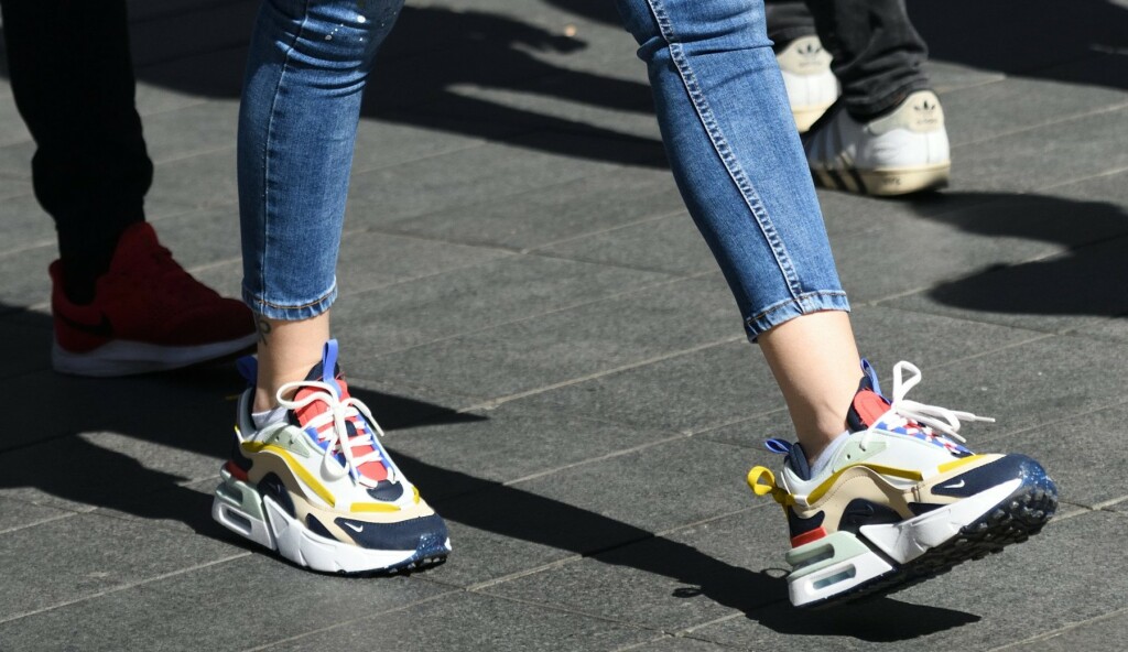 Tenisice s debljim potplatima izdužuju noge