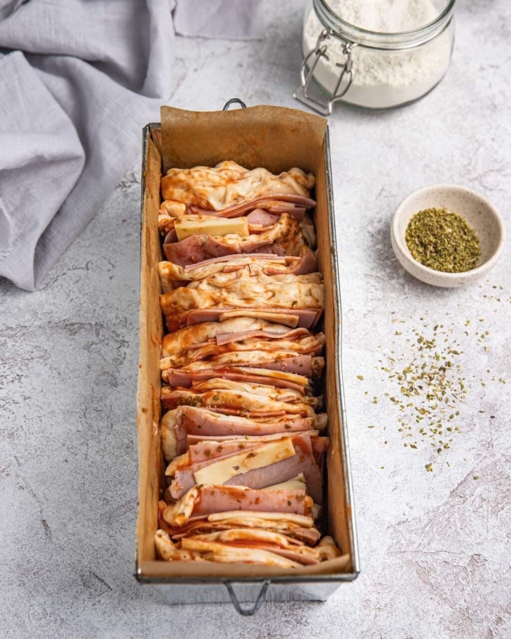 U kalup za kruh posložite narezane dijelove štruce