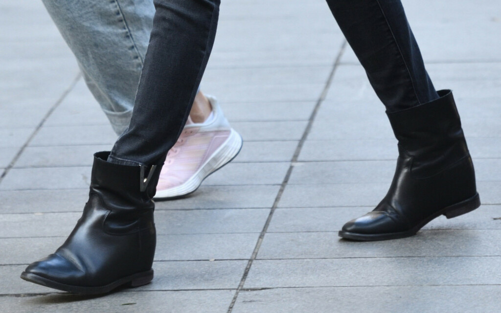 Jelen Perčin nosi skinny traperice i ravne crne gležnjače