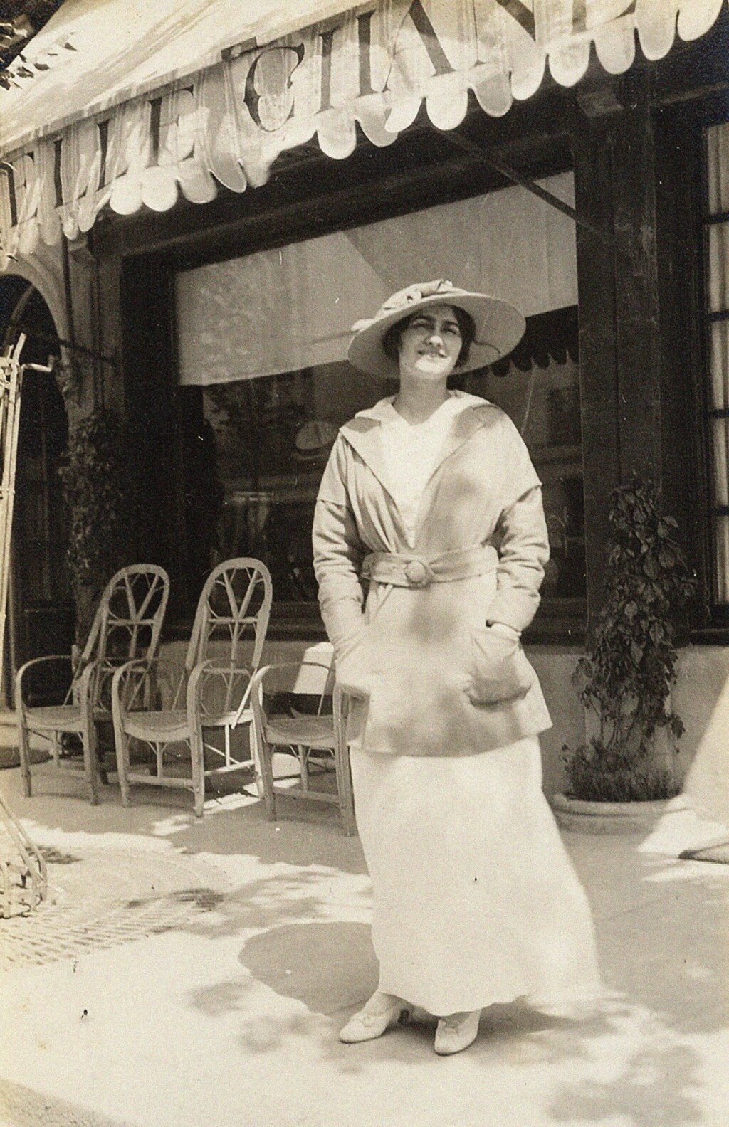 Gabrielle Coco Chanel ispred svog butika u Deauvilleu