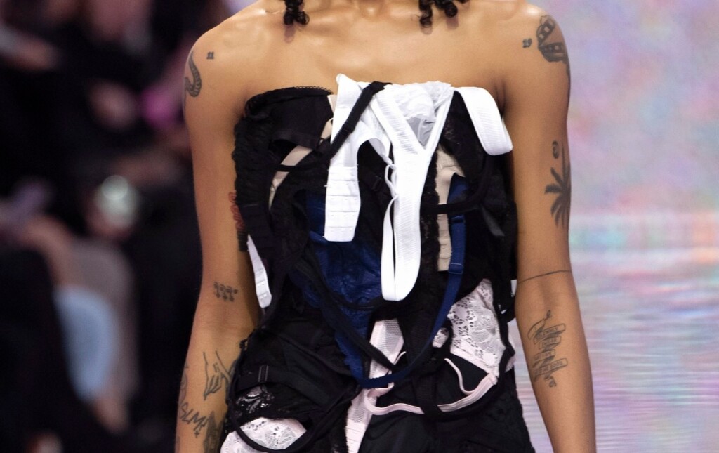 Unutar kolekcije za jesen i zimu 2024. Balenciaga je predstavila i haljinu sačinjenu od grudnjaka